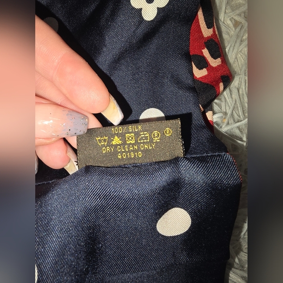 Louis Vuitton Blue & Red Animal Print Infinty Scarf (NWOT)(TAG ATTACHED)(2 WAY) - Picture 7 of 7